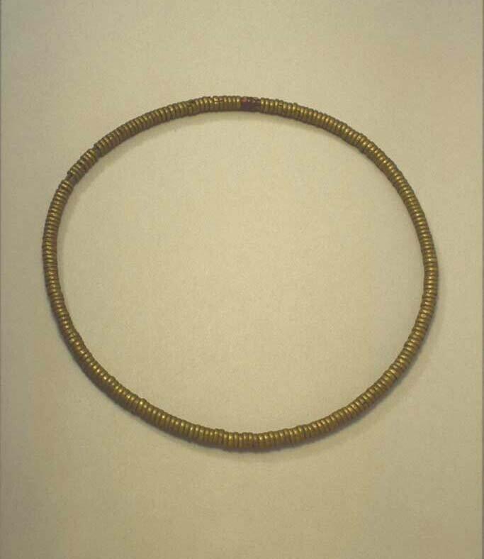 Gordelversiering van koperen ringen