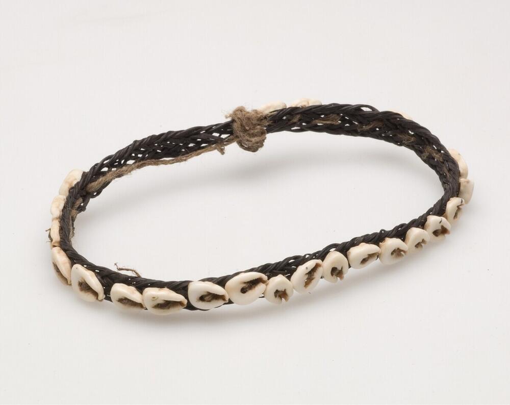 Armband van gevlochten bamboe, bezet met witte schelpen