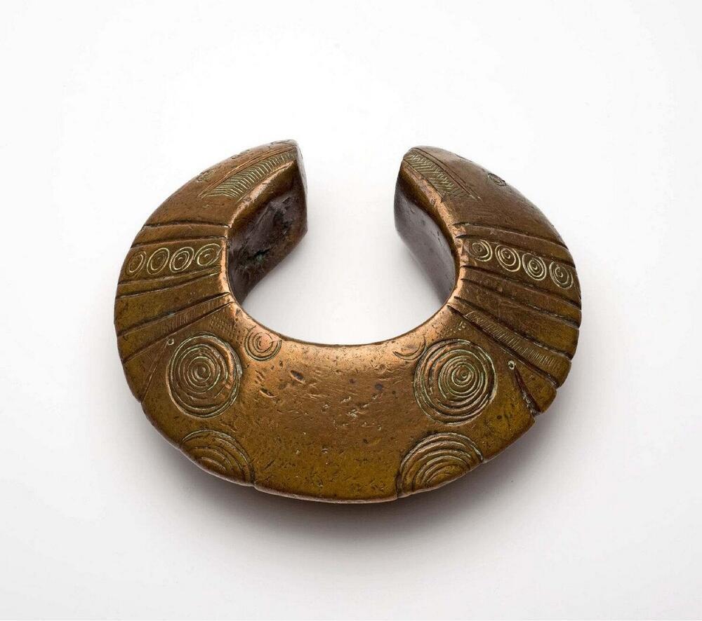 Gesmede armband van koperlegering, versierd met geometrische figuren