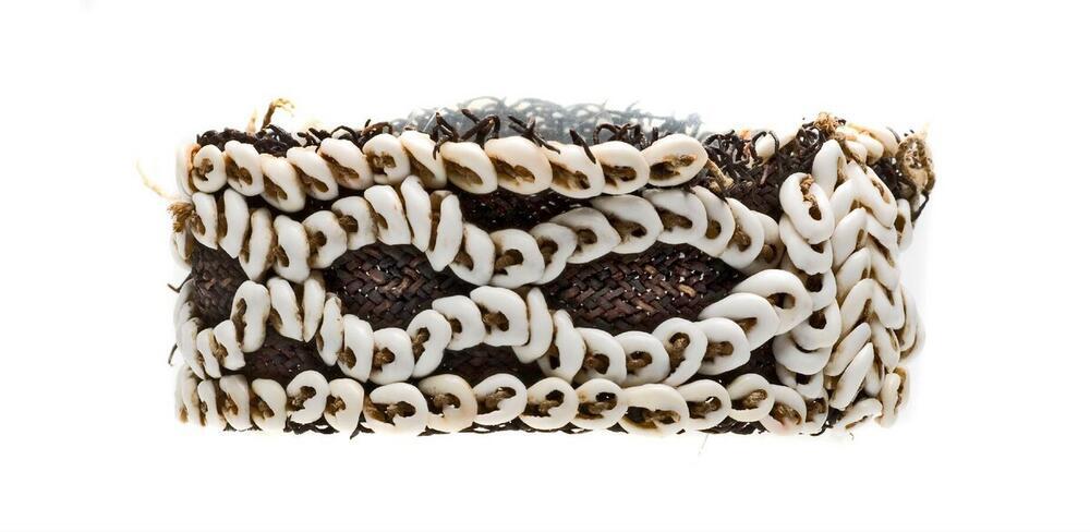 Armband van gevlochten mycelium met versiering van nassaschelpjes