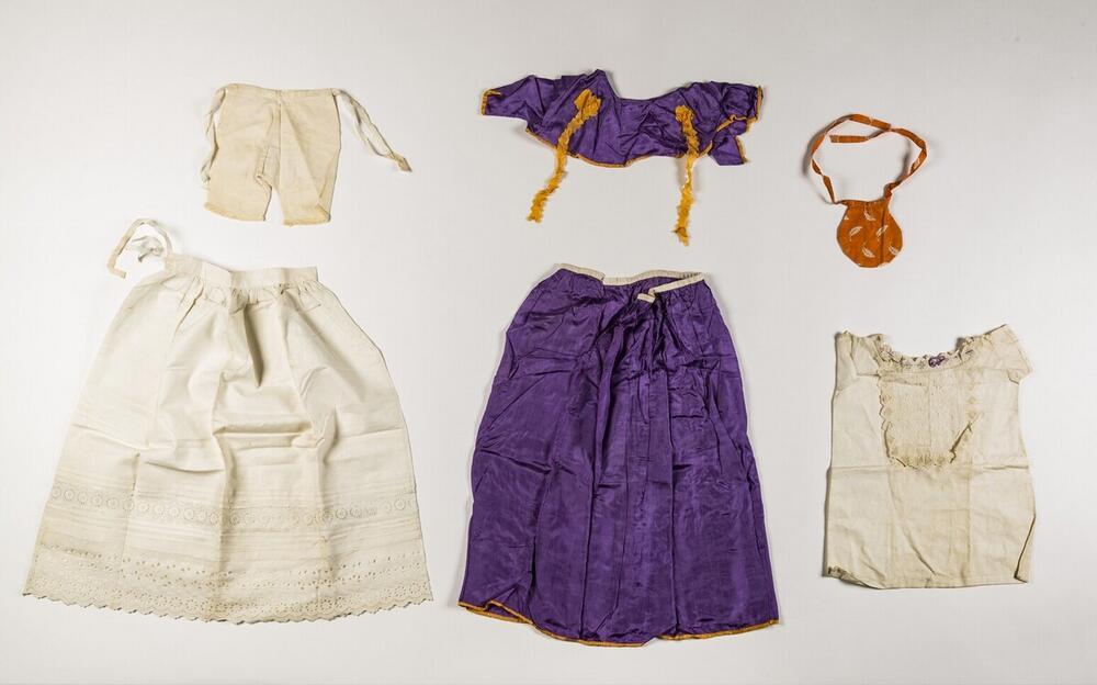 Ensemble gedragen door een kotomisi, kinderkleding