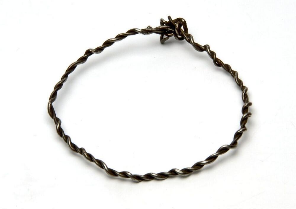 Armbandje van gedraaid ijzerdraad