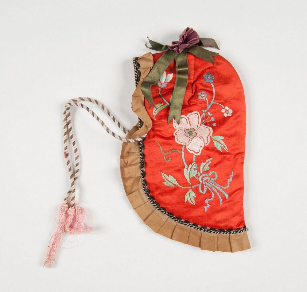 Muts behorende bij een set babykleding