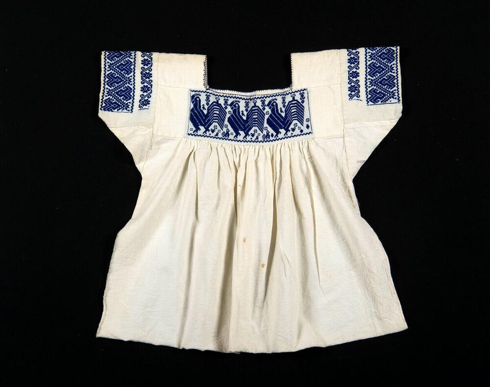 Witte blouse met rode en blauwe borduursels