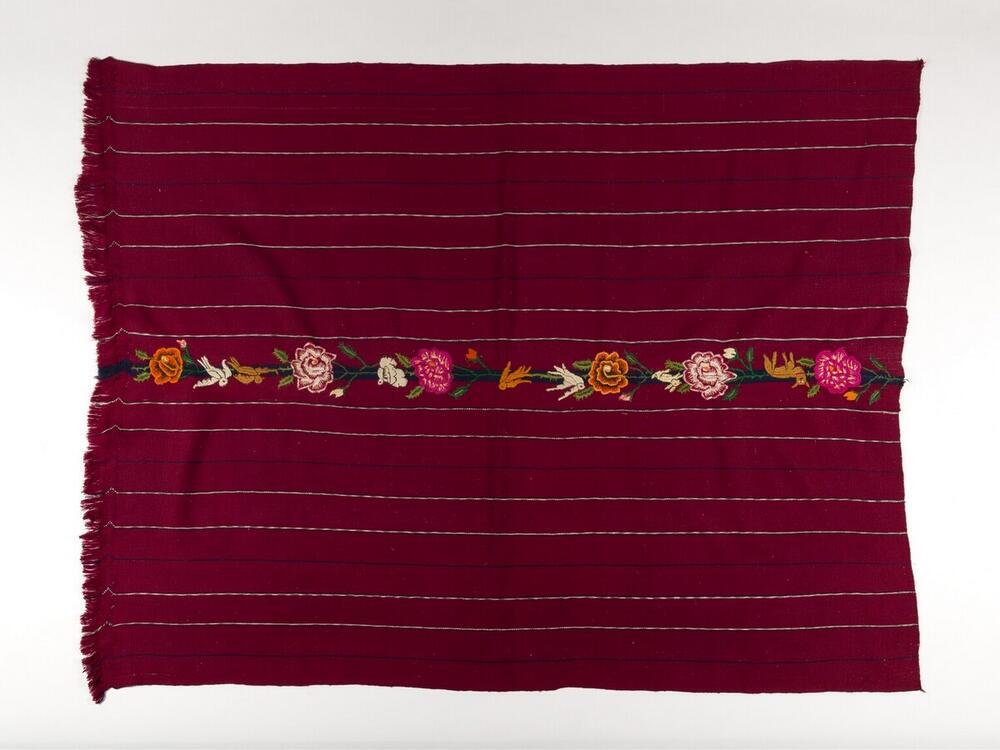 Gestreepte bordeauxrode doek met bloemmotief