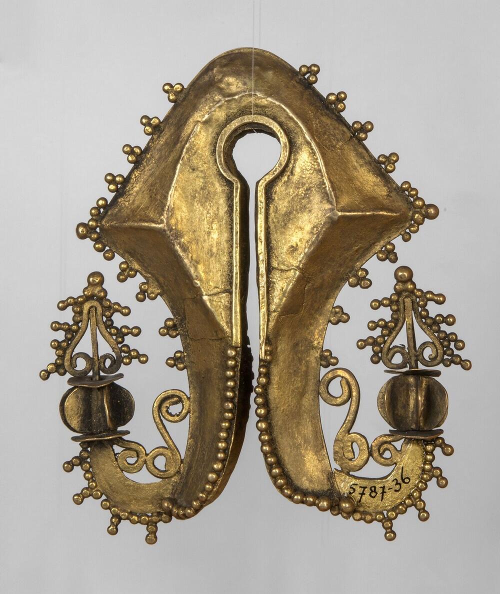 Gouden oorsieraad (mamuli) met ornament