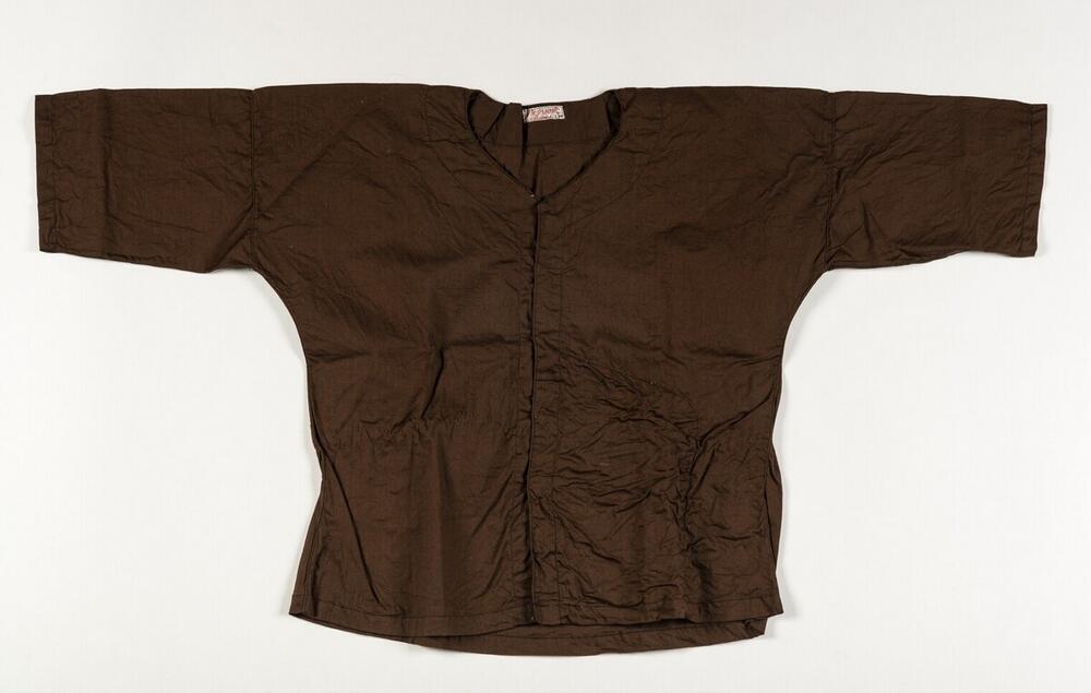 Katoenen blouse door kinderen gedragen.