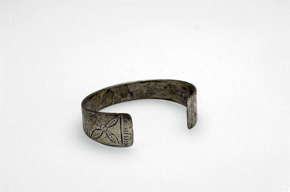 Zilveren open armband, met bloemen versierd