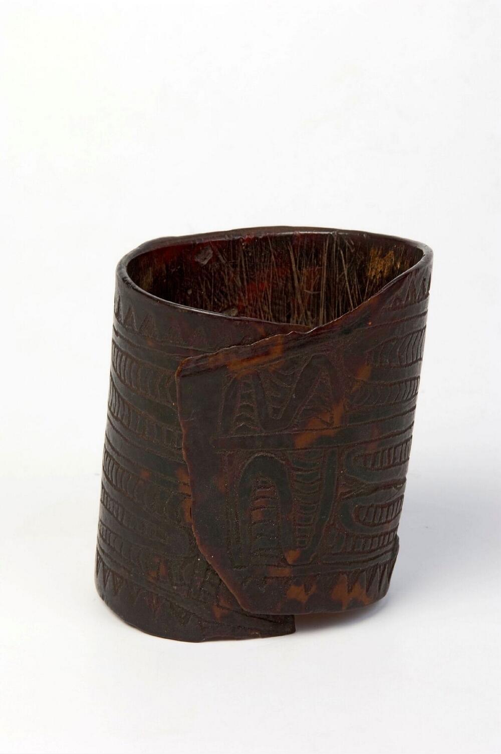 Bracelet of turtle, decorated with engraved lines
