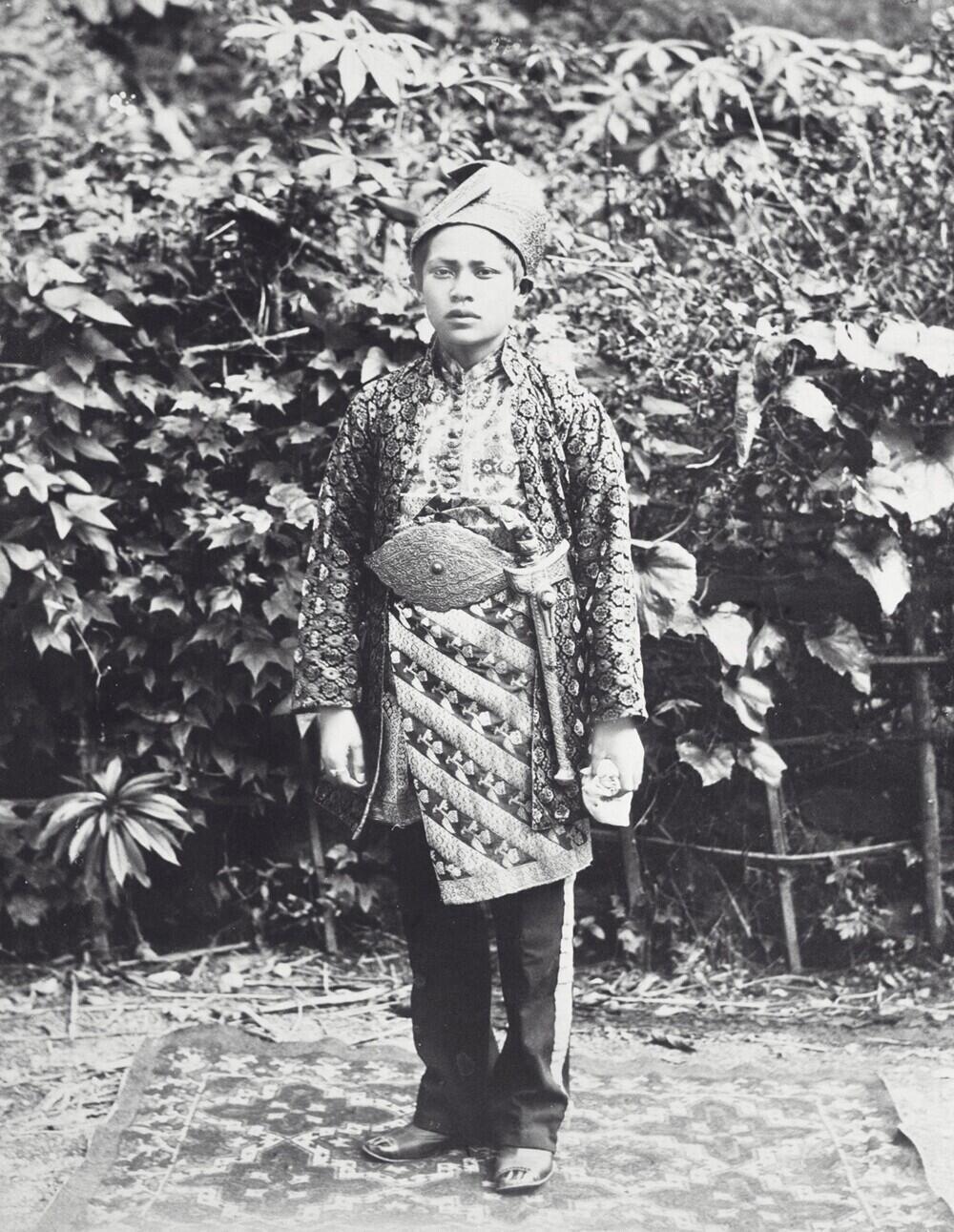 Portret van een man in ceremoniële kleding