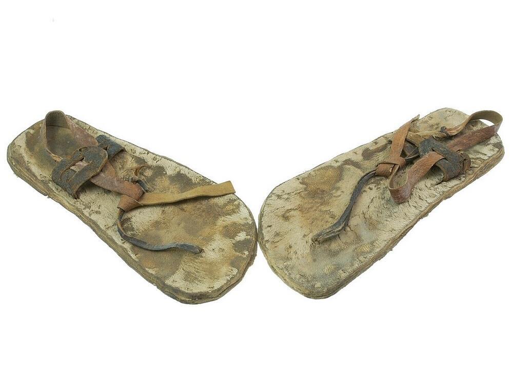 Paar sandalen gemaakt van kamelenleer