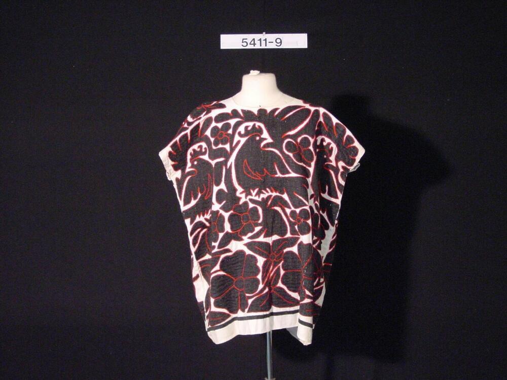 Vrouwenblouse met borduursel van bloemen en vogels
