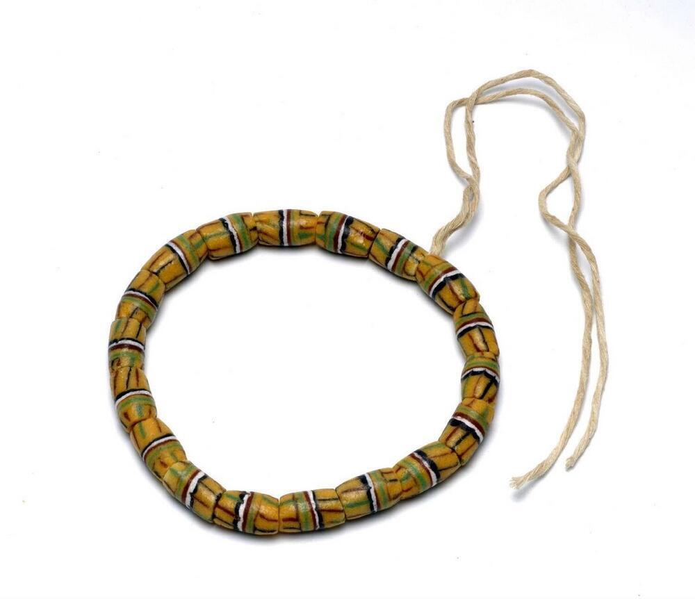 Armband van glaspoeder kralen