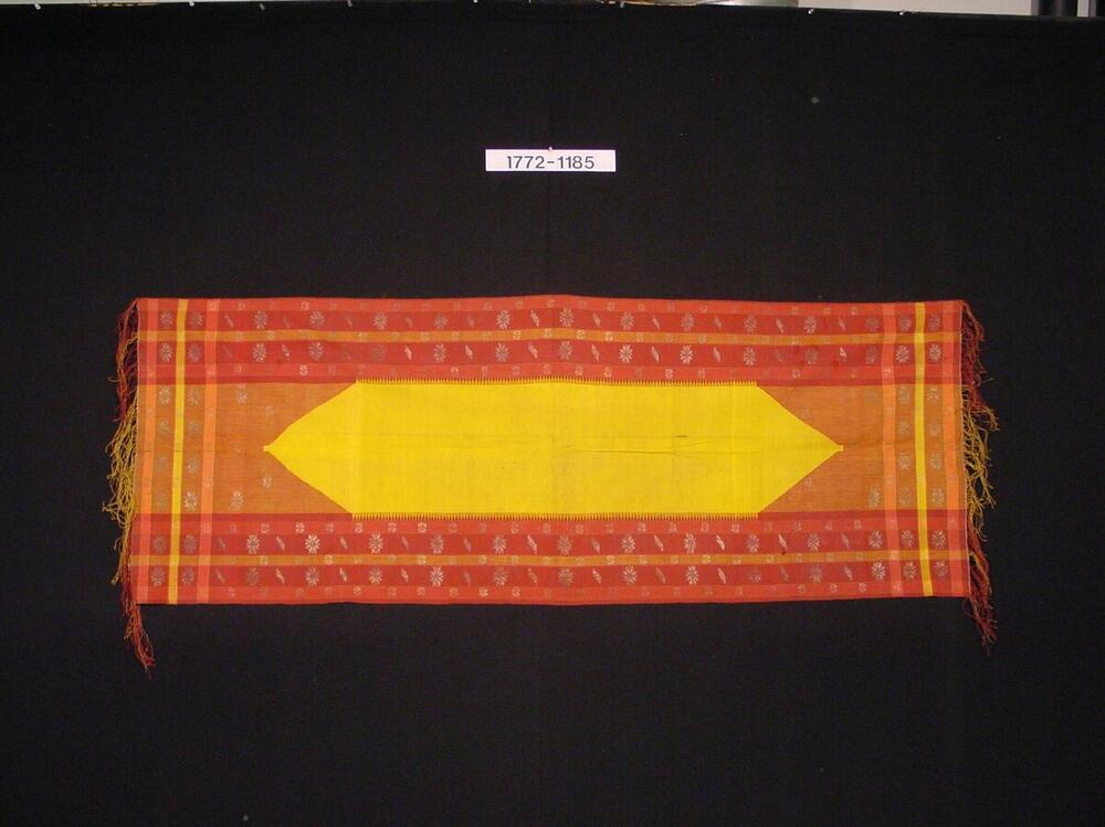 Katoenen schouderdoek met geel middenstuk en ornamenten van zilverdraad
