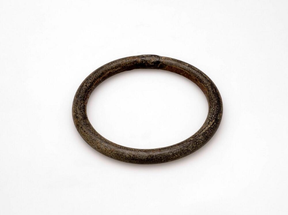 Gladde ring met gietnaad
