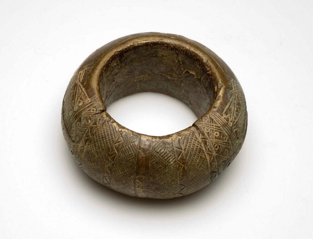 Geelkoperen armband met een bijbehorende sluiting