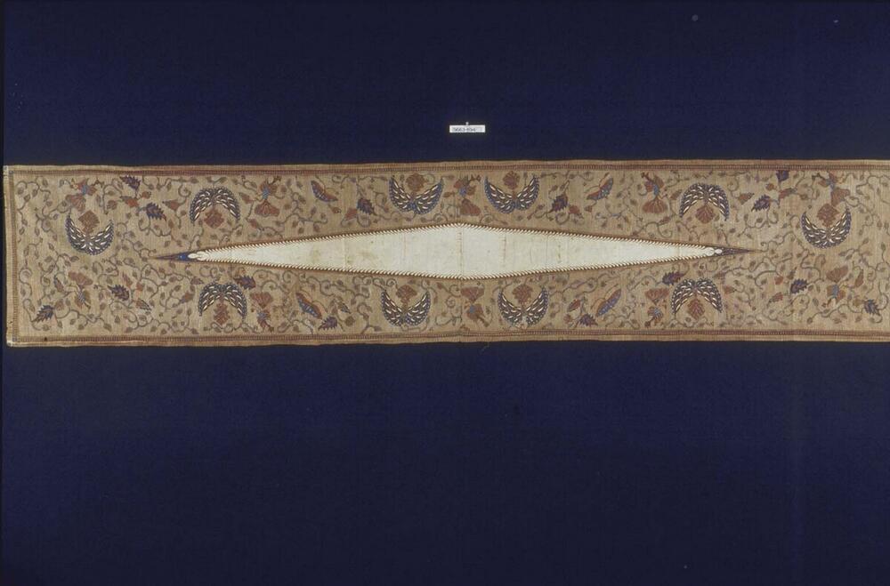 Katoenen borstdoek voor vrouw met uitgerekte ruitvorm en vruchtbaarheidssymbolen
