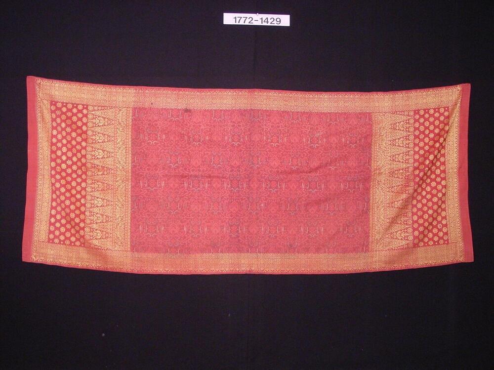 Zijden schouderdoek met ornament in inslagikat en ingeweven gouddraad