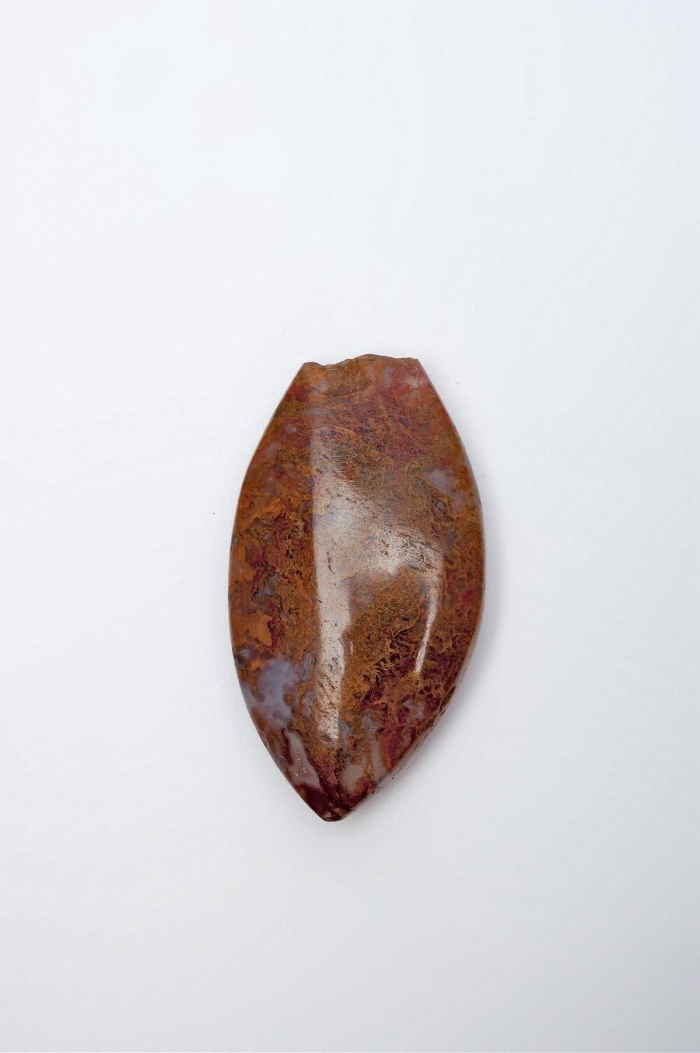 Ellipsvormige stenen hanger, gebruikt als amulet
