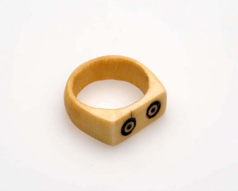 Ivoren ring met twee cirkel-punt versieringen