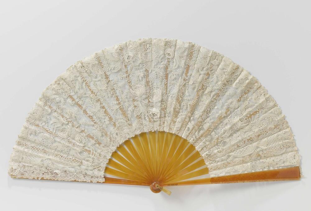 Vouwwaaier met een blad van naaldkant met rozen, takken en bladrocaillemotieven op een montuur van…
