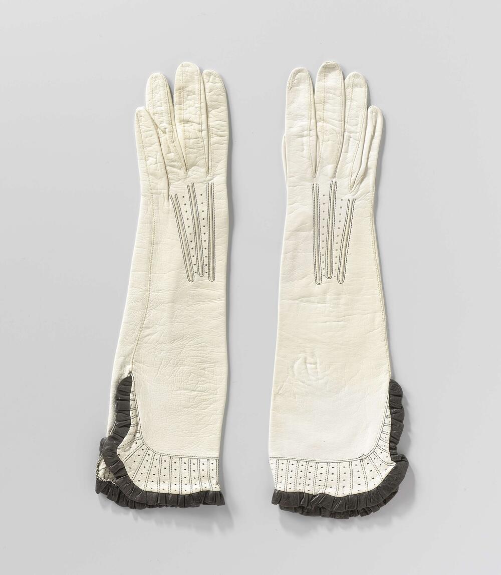 Pair of gloves with ruche