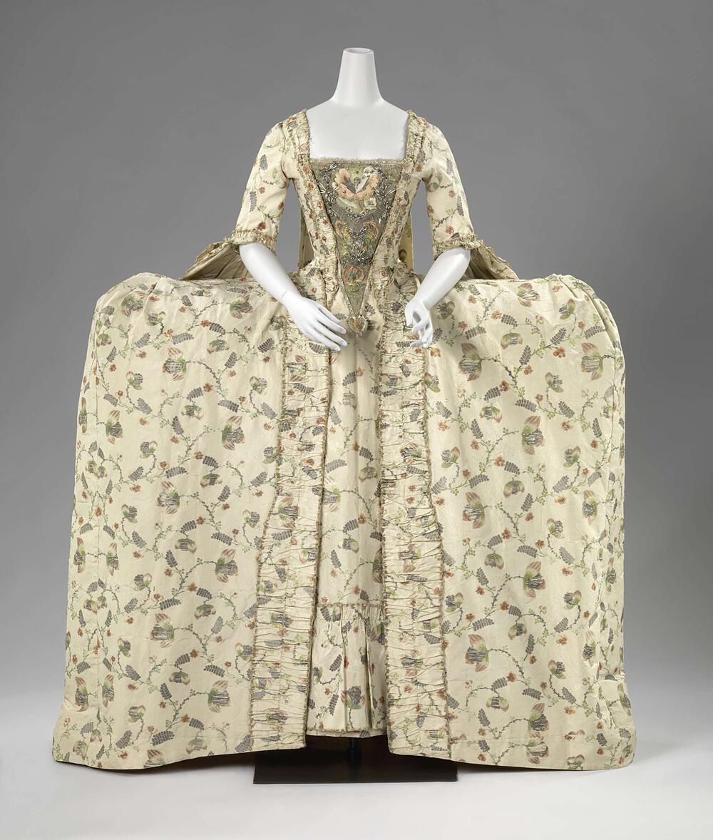 Overjapon of manteau van zijden brokaat, met een crèmekleurig fond waarop veelkleurige zijden,…