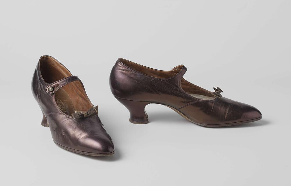 Pair of shoes with instep strap and bow