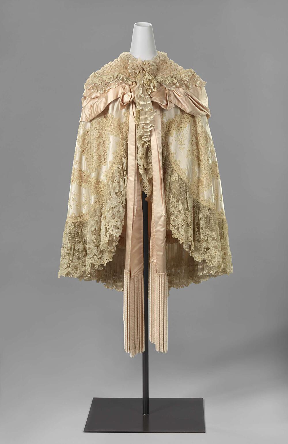 Sortie shoulder cape of machine-made lace
