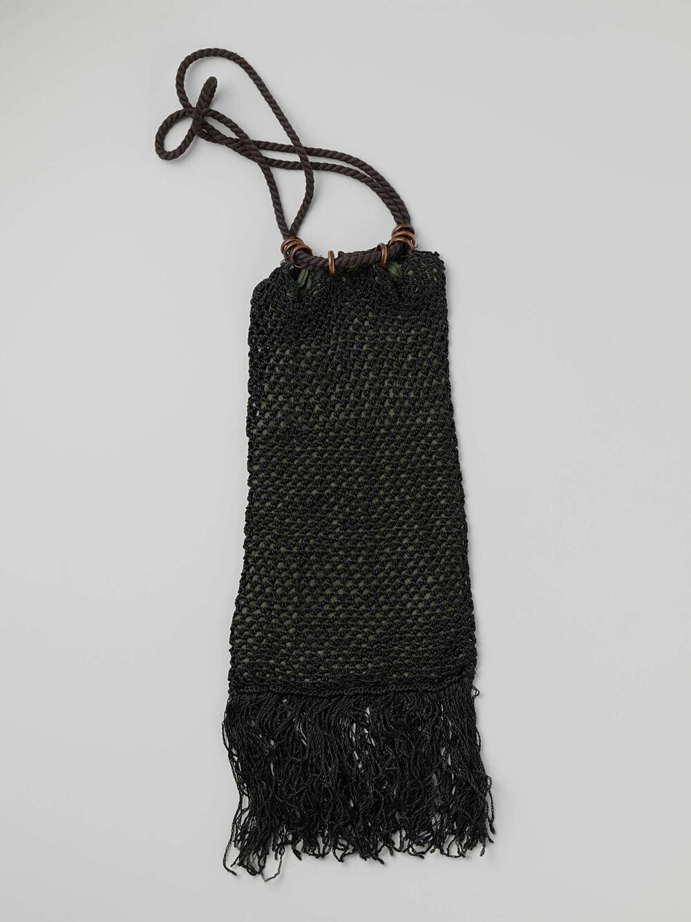 Reticule in een langwerpig model van gehaakte zwarte koordzijde, gevoerd met donkergroene katoen