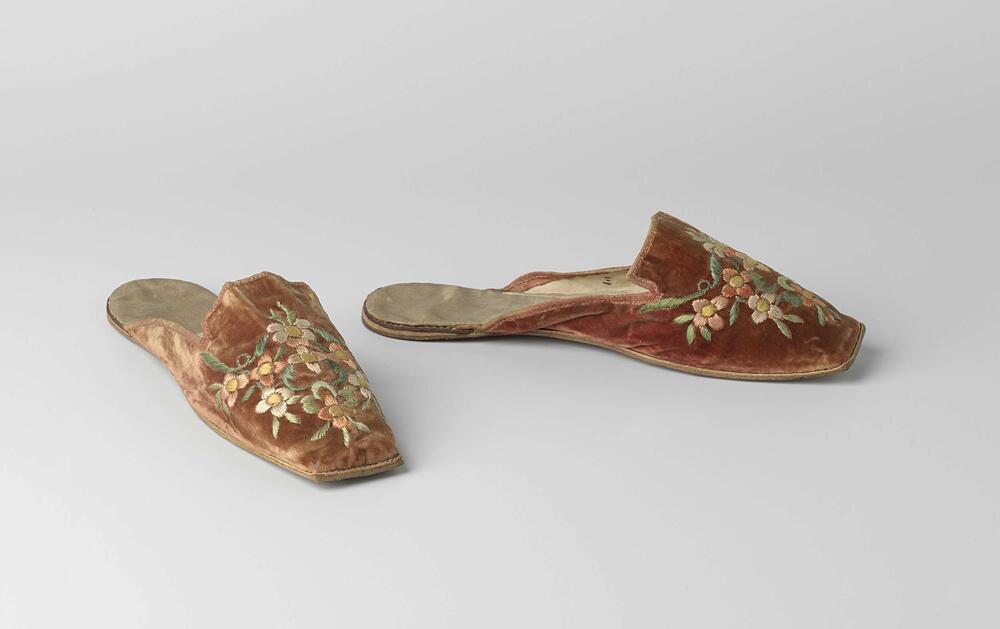 Muiltje van rood fluweel, geborduurd met veelkleurige bloemen