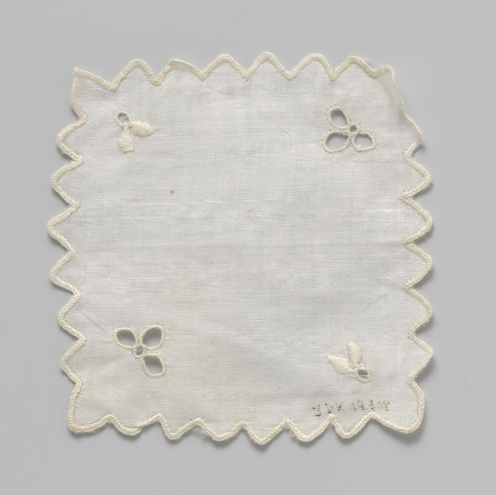 Geschulpte vierkante witte doek met witwerk
