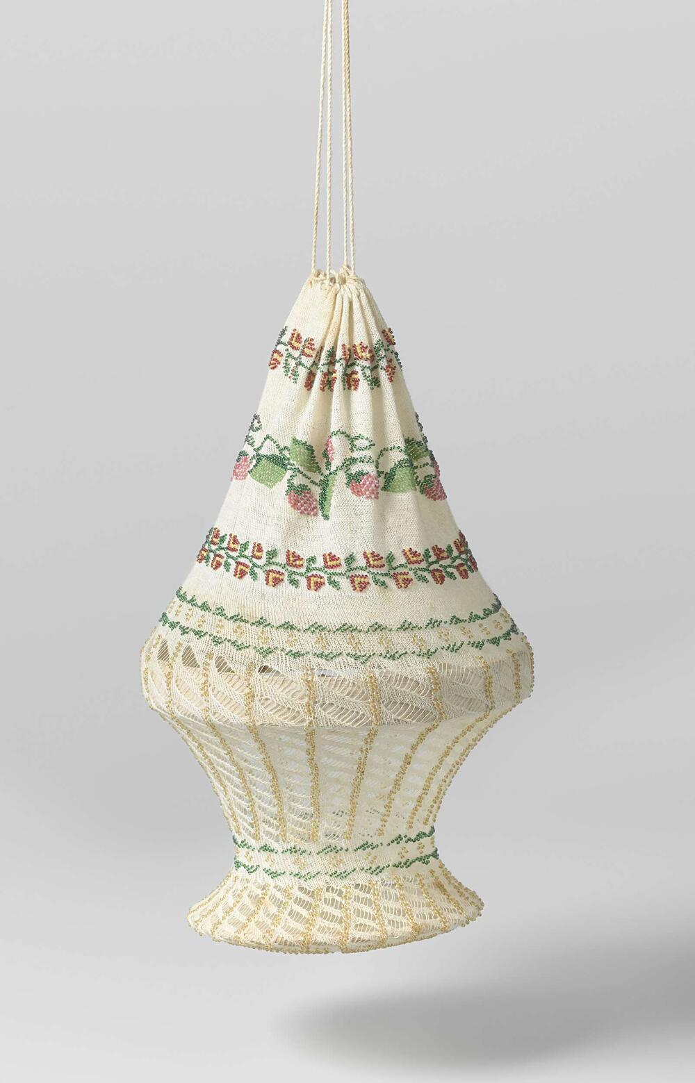 Reticule, in een ronde mandvorm, van ecrukleurig katoen met ingebreide veelkleurige kraaltjes in…