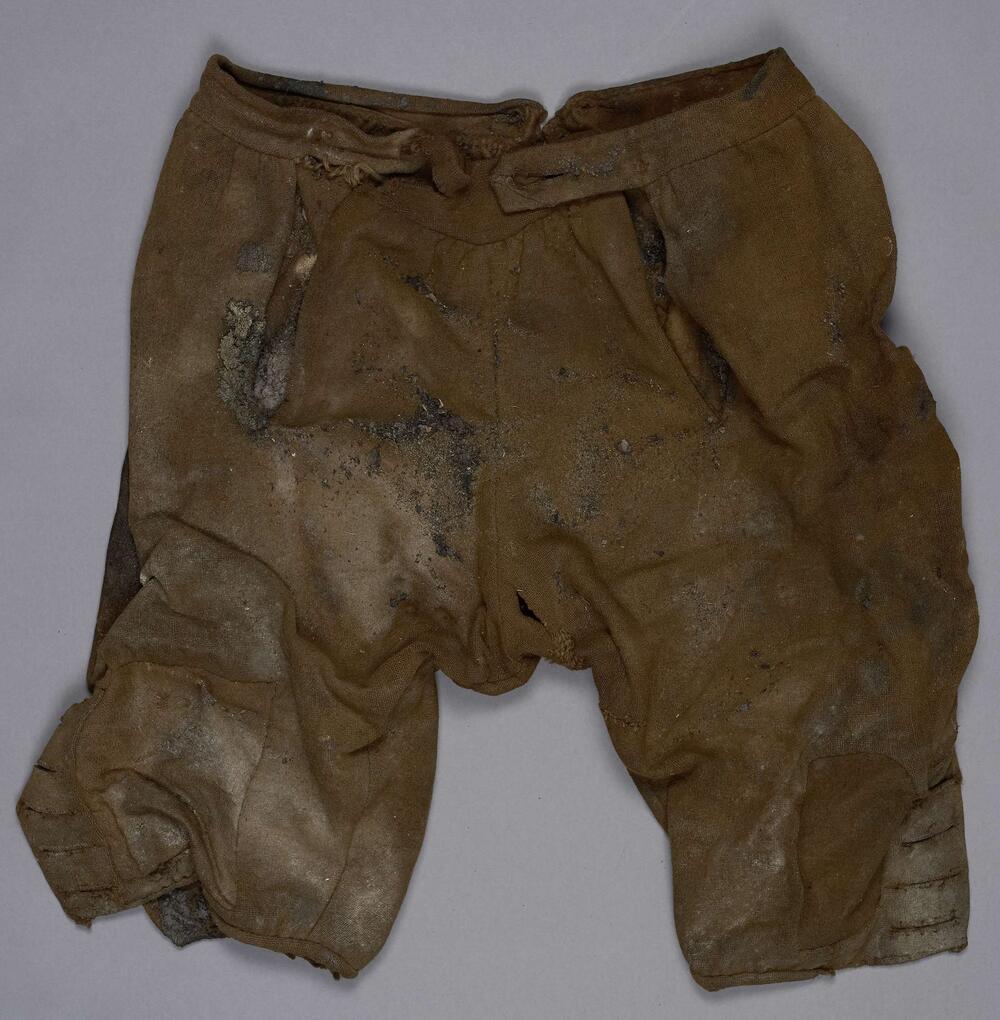 Kniebroek, bruin, met klepsluiting en twee steekzakken