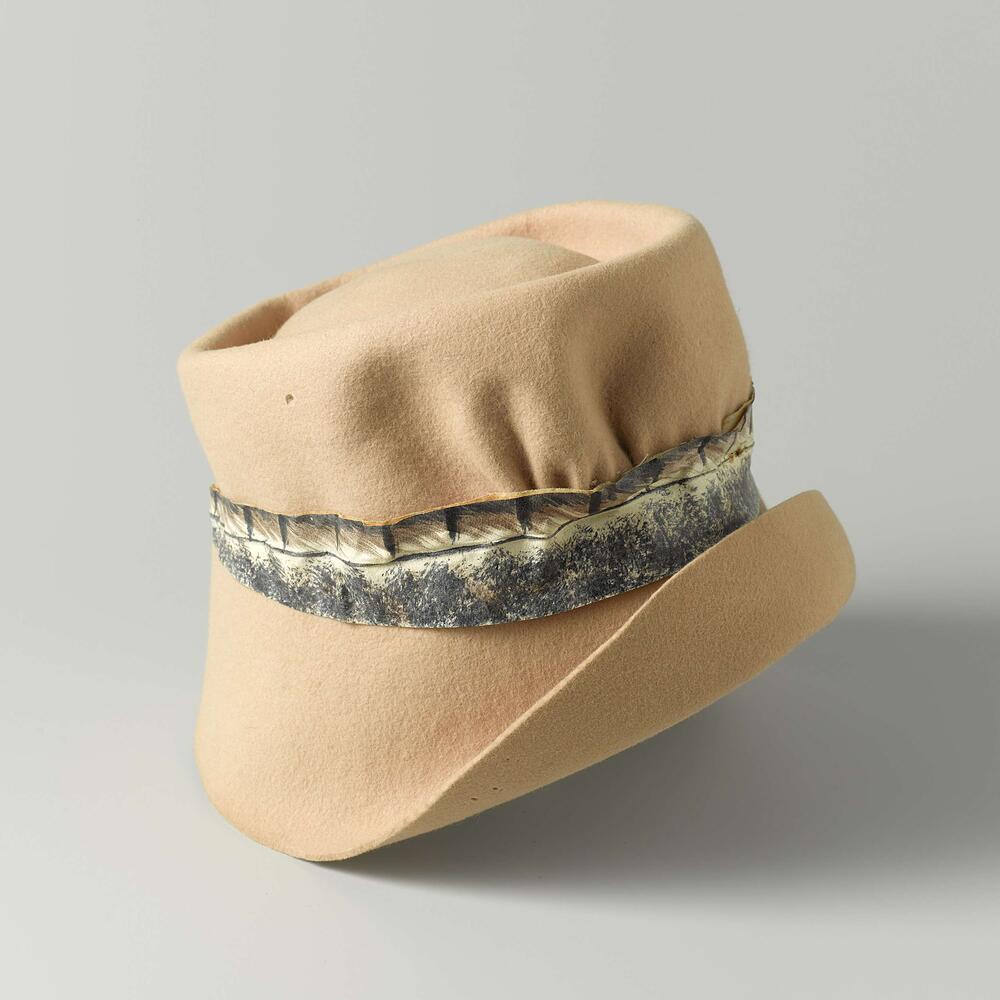 Cloche van beige of zachtgele vilt en een leren band die is beschilderd