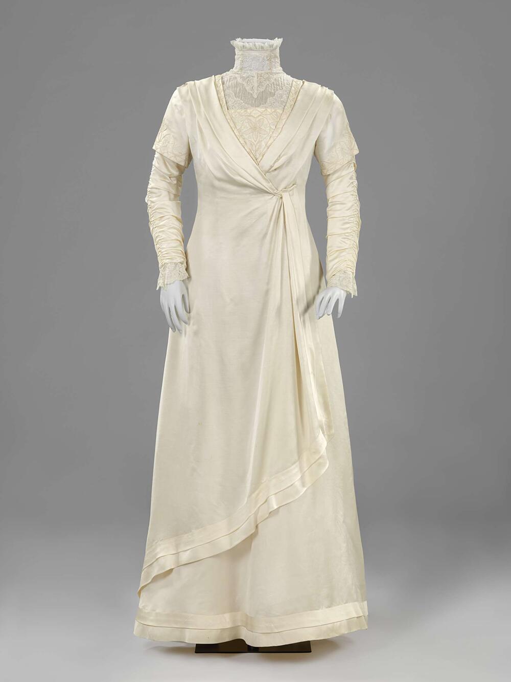 Wedding dress with embroidered and ruffled double sleeves