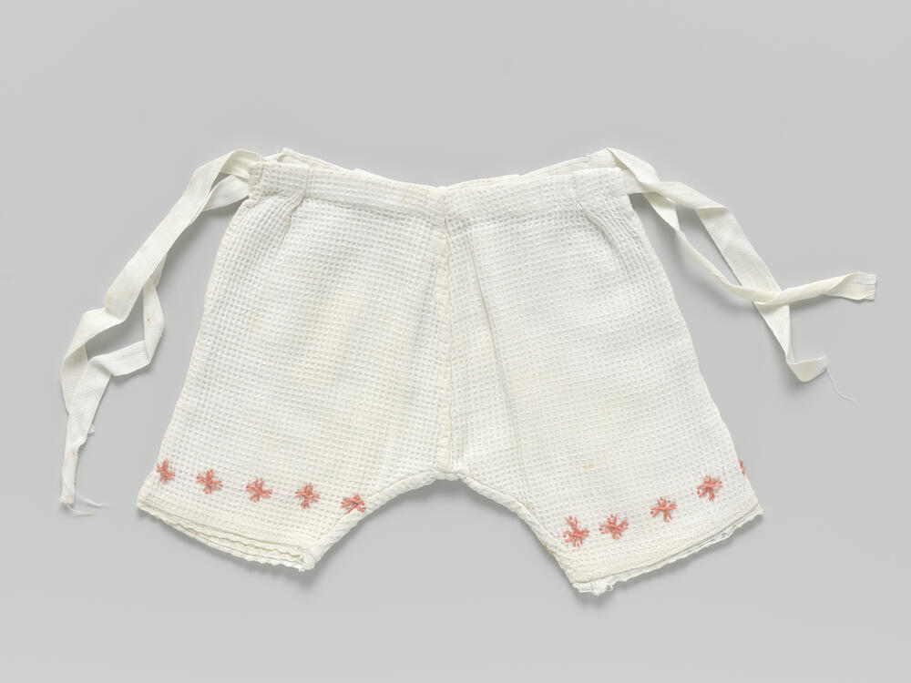 Broek met korte pijpen, van wafeltjesgoed met roze bloemen