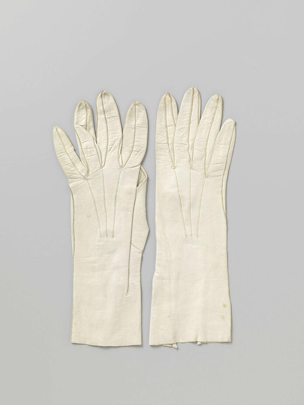 Handschoen van wit kalfsleer en sluiting met vier parelmoeren knopen
