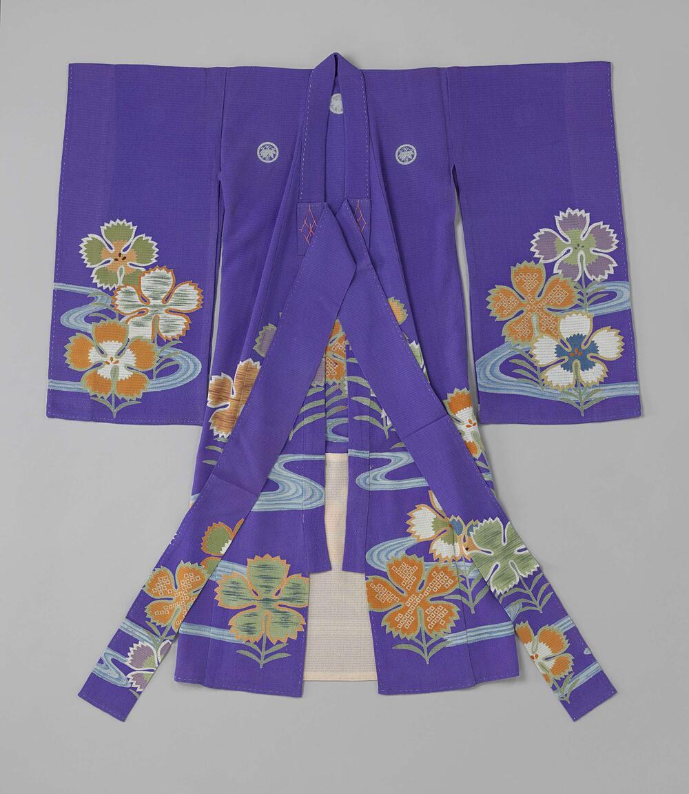 Meisjes miyamairi kimono met anjelieren en water