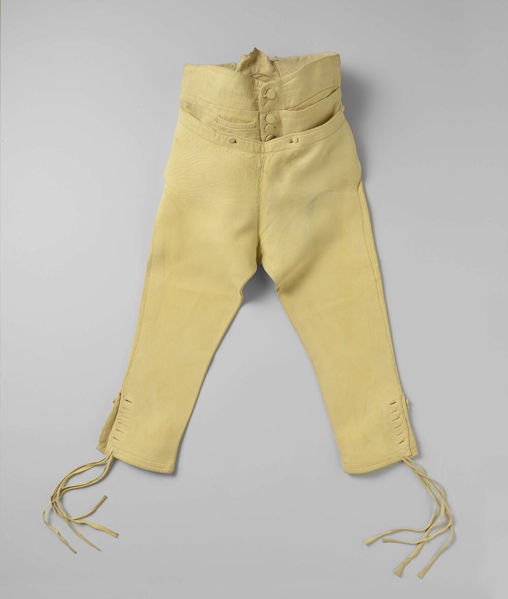 Kniebroek of rijbroek van geel zeemleder, met kniesluiting met zes knopen en twee veters; in de…