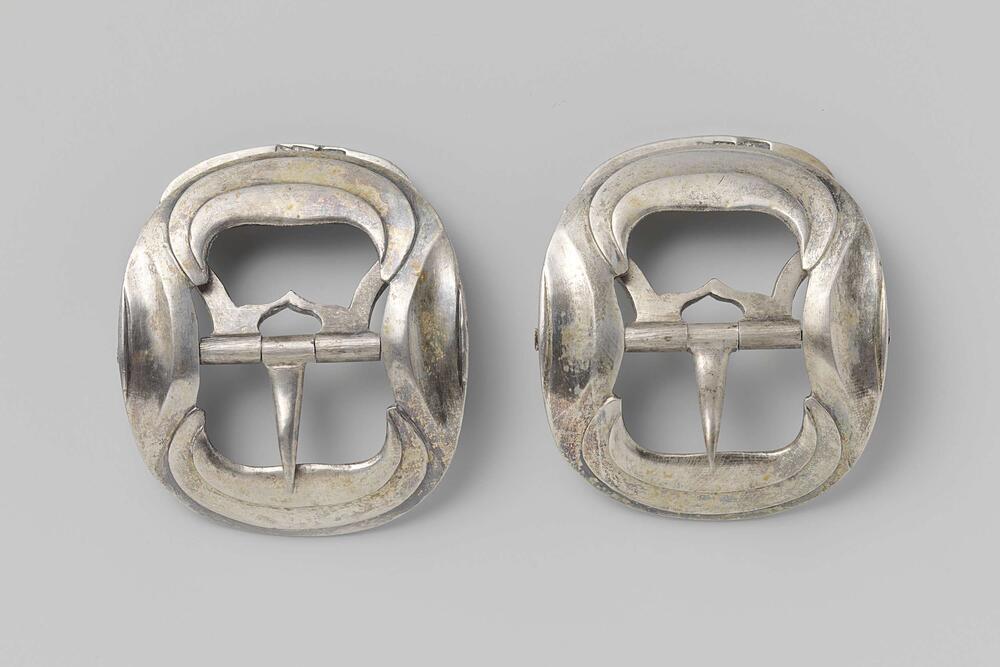 Schoengesp van zilver met ondulerende decoratie in reliëf