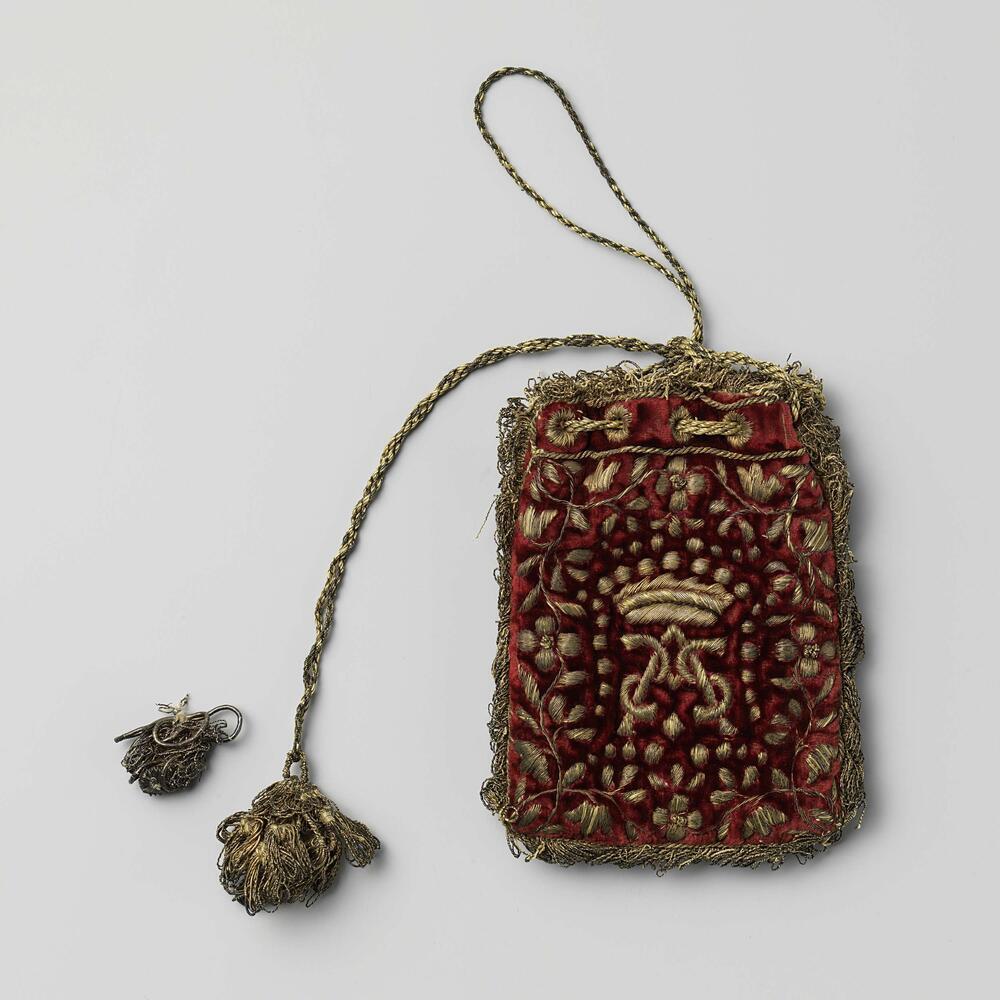 Buideltje van wijnrood fluweel, geborduurd in gouddraad met bloemenslingers, kroon en het monogram…