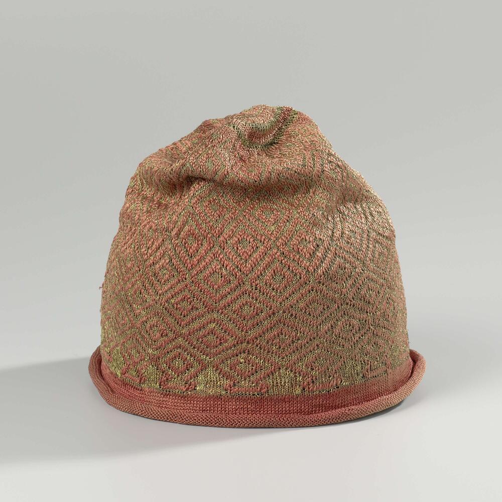 Muts, gebreid met een bol van rode zijde met ruitvormige, geometrische ornamenten van gouddraad en…
