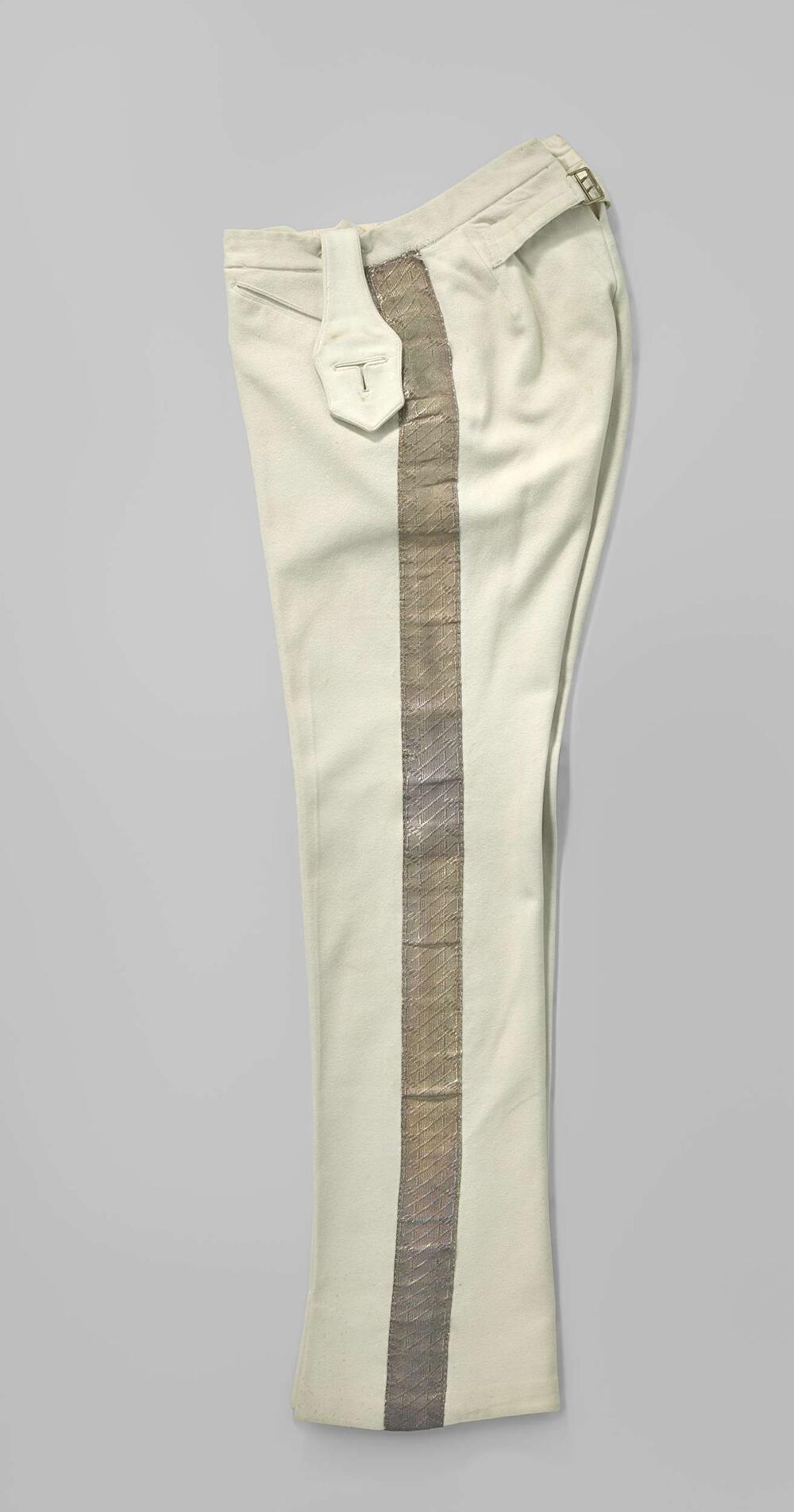 Broek van lichtblauw laken, onderdeel van een ambtskostuum, met lange pijpen en schuine steekzakken
