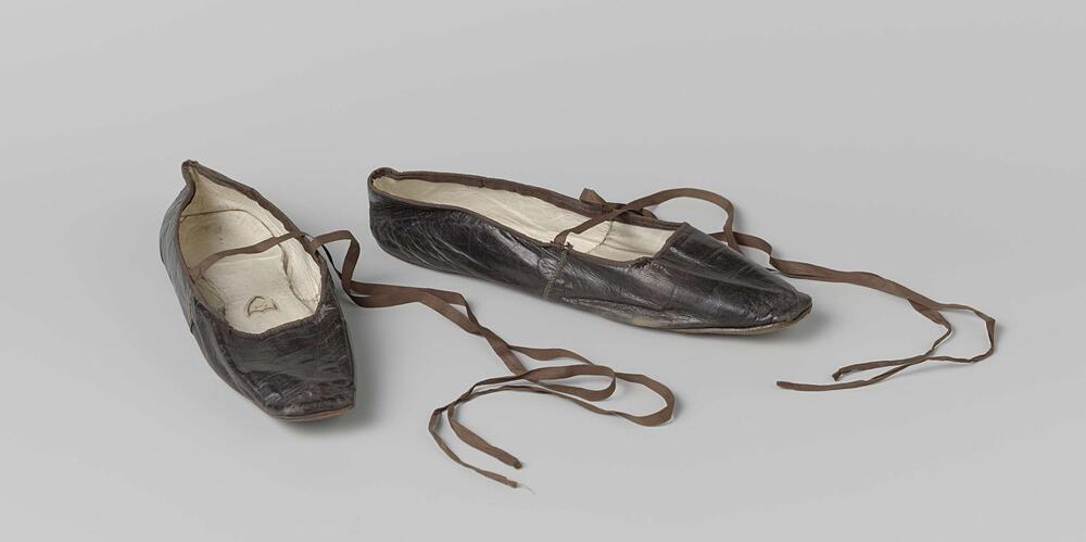 Schoen van bruin leer met bruine lintjes