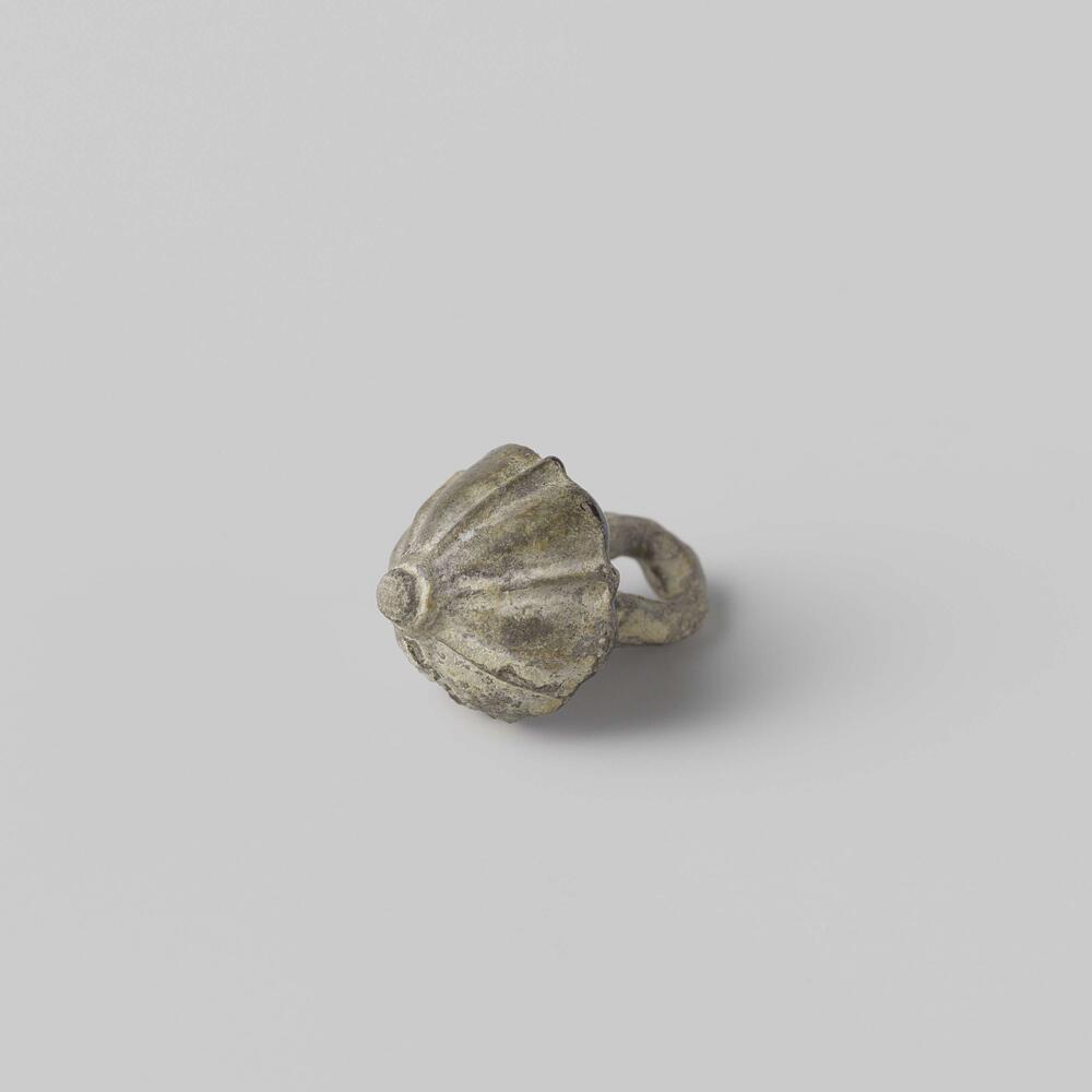 Knoop, konisch met ribben en bladvormig oog