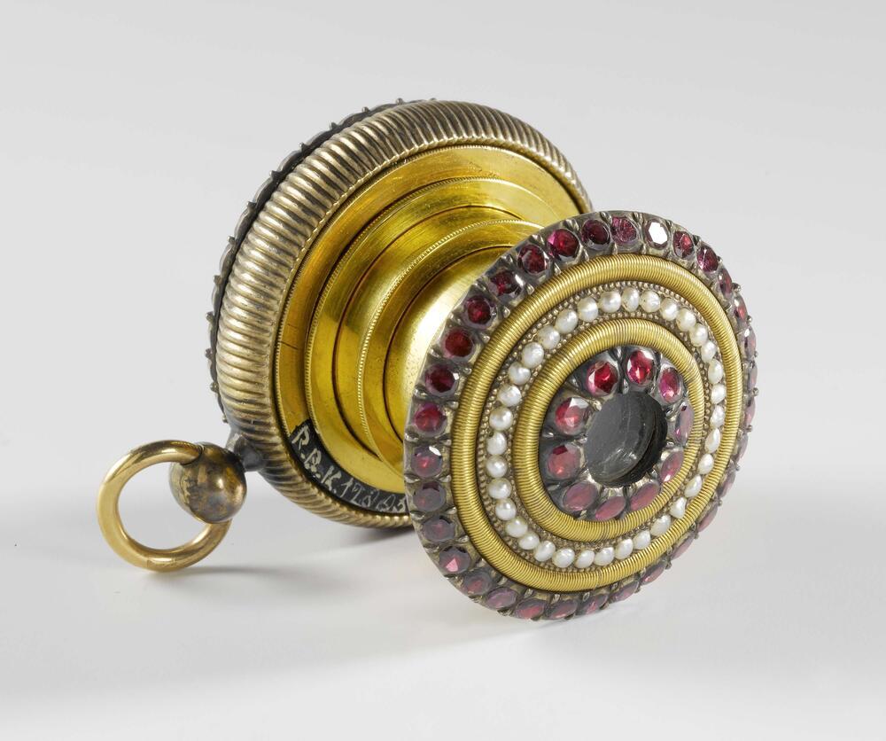 Toneelkijker in de vorm van een hanger (medaillon)