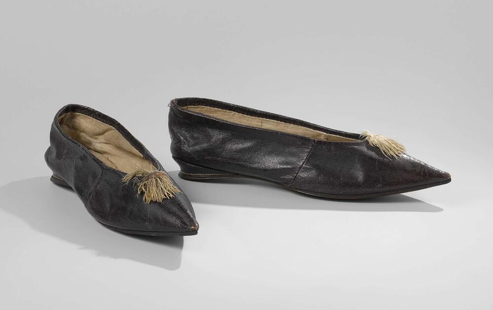 Paar damesschoenen met sleehak en een kwast