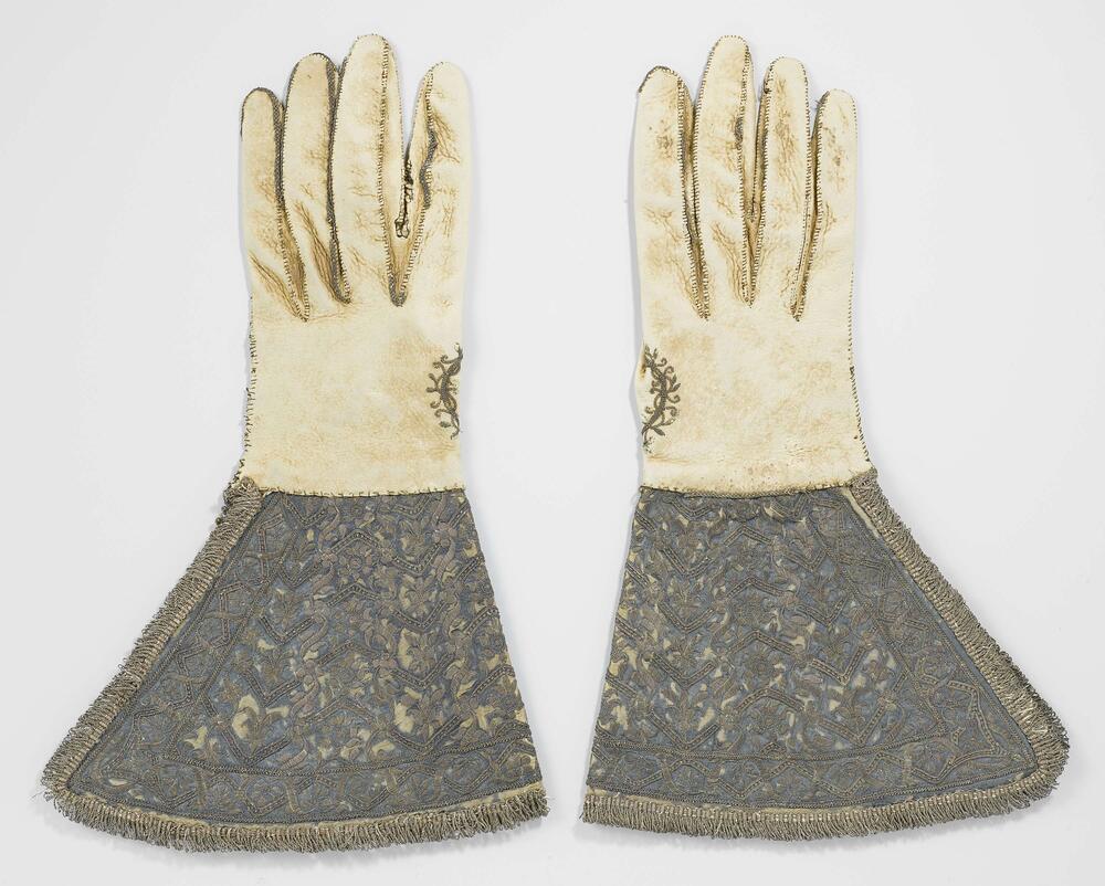 Handschoenen van leer met brede kappen in blauw satijn, geborduurd met zilverdraad, afgezet met…