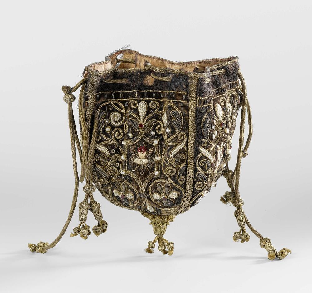 Buidel van paars fluweel, bestaande uit vier pattes waarop afwisselend het gekroond monogram 'DG'…